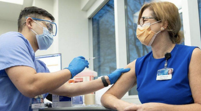A Mayo Clinic employee administers a COVID-19 vaccine to a Mayo Clinic employee.