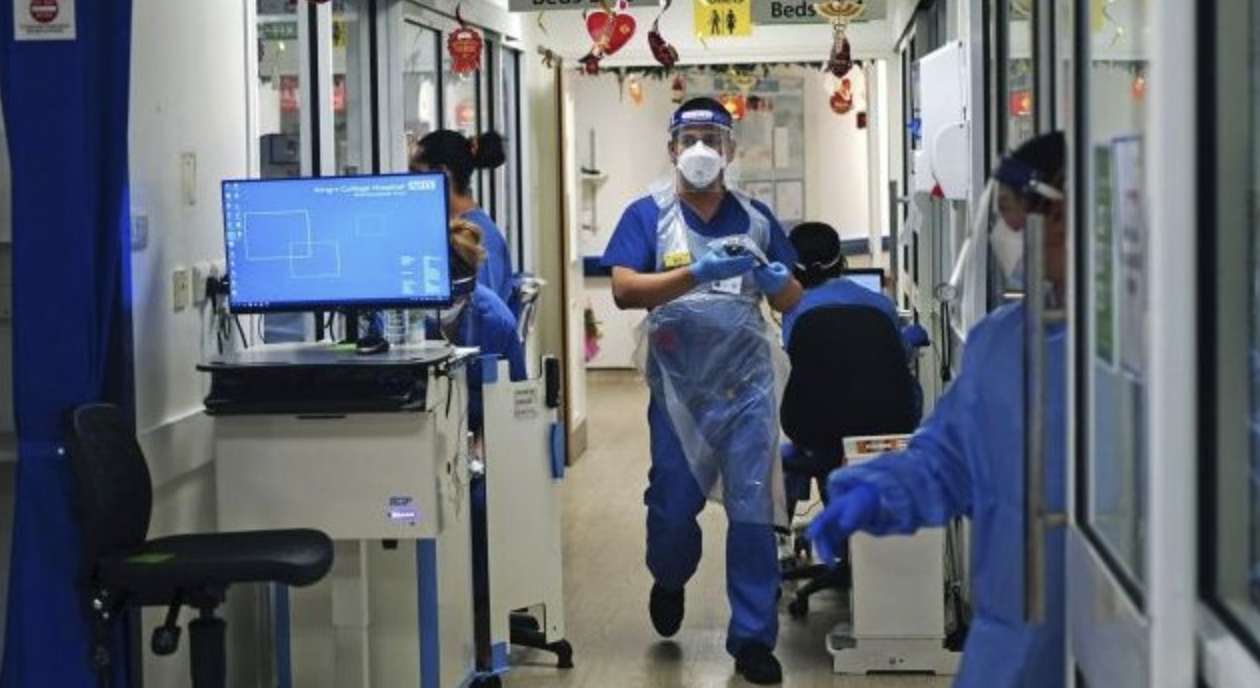 Medical staff working in ER. / PHOTO: Associated Press