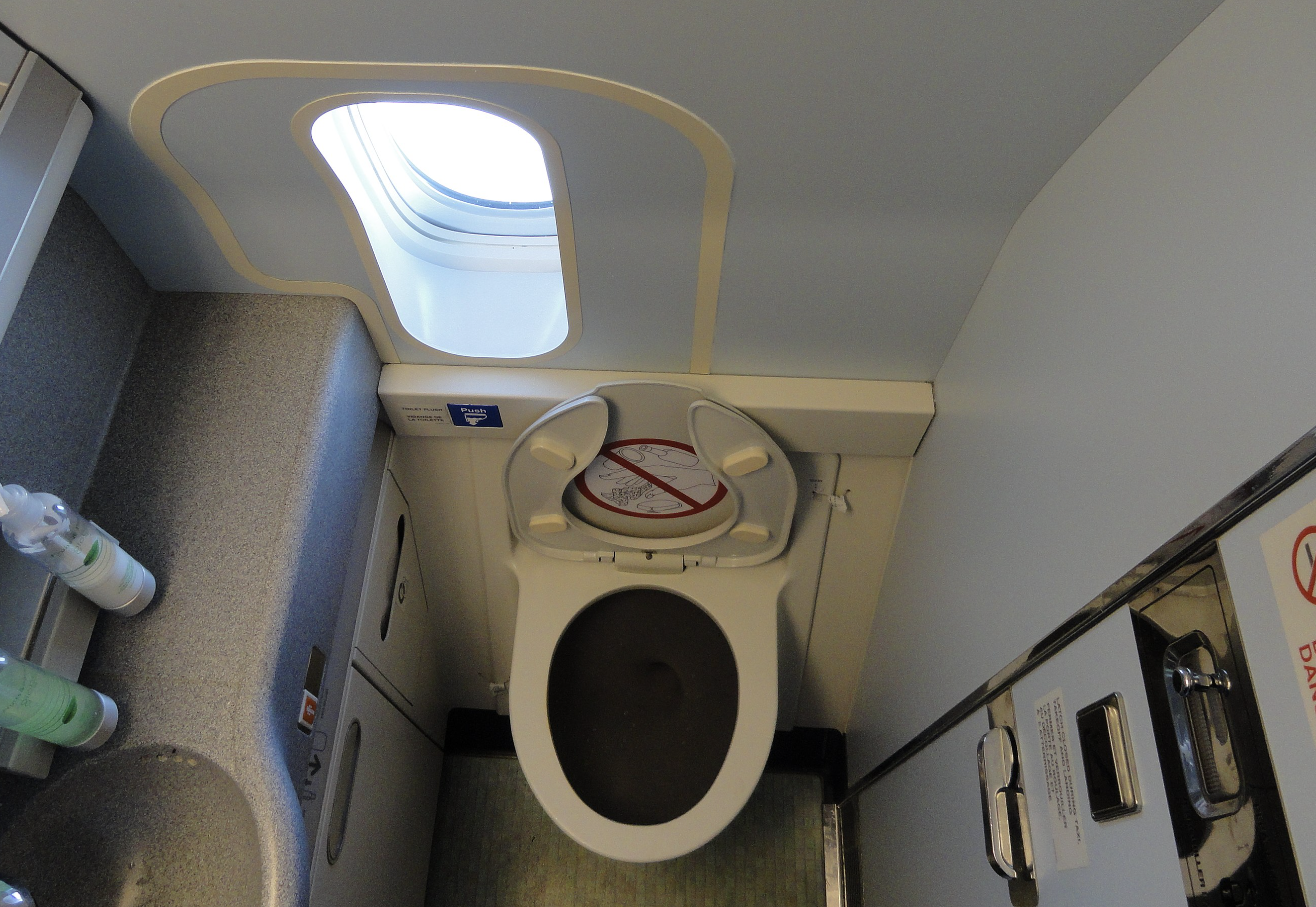 A business class lavatory with a window, on board an Air Canada Boeing 777-200LR (2011)