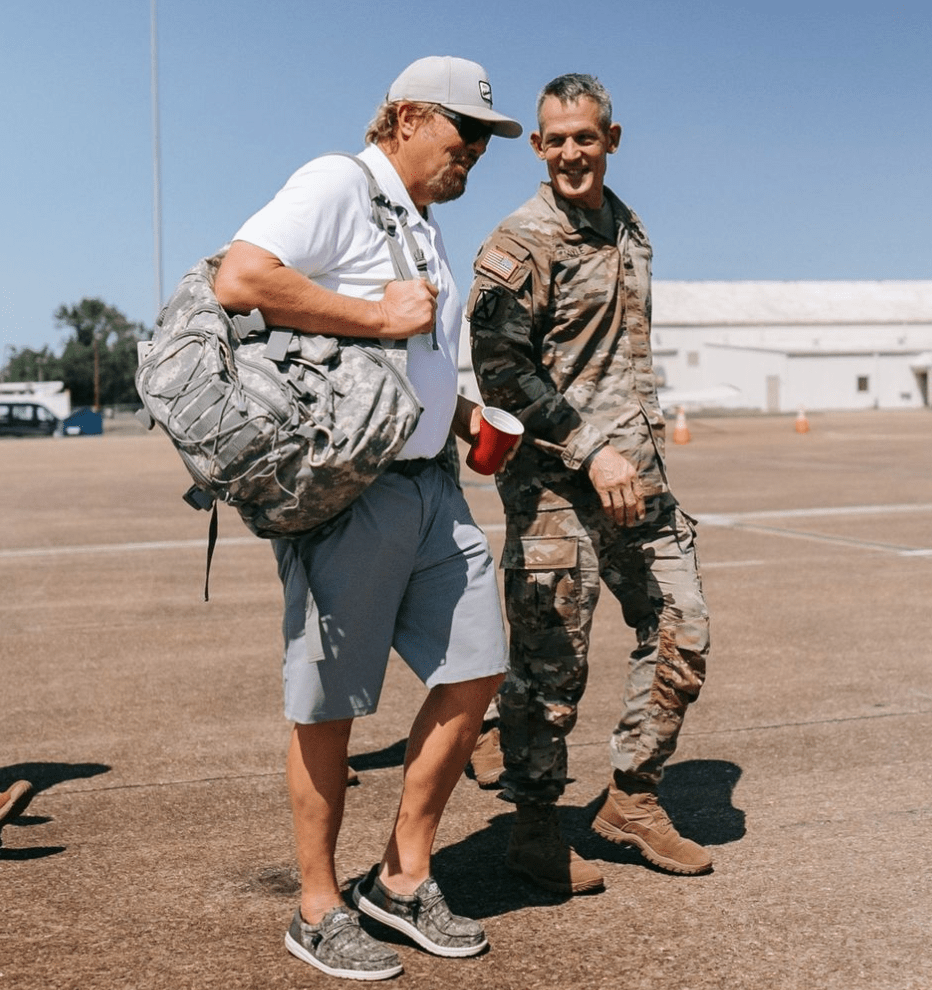 Toby Keith visits a US service member